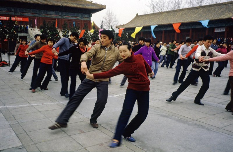 改革开放后,市民们的业余生活丰富起来。图为20世纪80年代初,北京劳动人民文化宫跳集体舞的年轻人。 改革开放后,市民们的业余生活丰富起来。图为20世纪80年代初,北京劳动人民文化宫跳集体舞的年轻人。