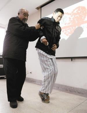小伙患马蹄足遭父亲遗弃 74岁外公背他辗转求医 小伙患马蹄足遭父亲遗弃 74岁外公背他辗转求医
