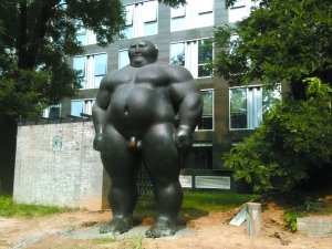 北大“裸体猛男”雕塑被搬离