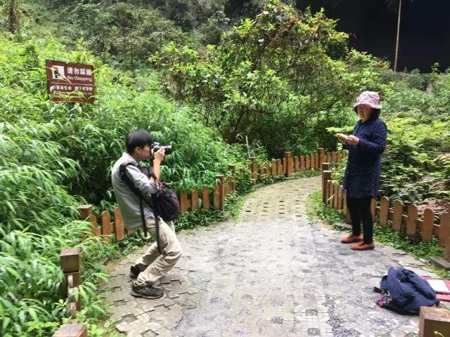花絮:摄影师冯海泳在巴马村拍摄中。 花絮:摄影师冯海泳在巴马村拍摄中。