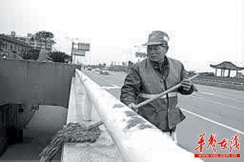 环卫工夫妇煤气中毒身亡 生前住公厕收费站(图)