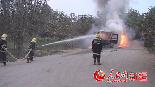 新疆和田墨玉县托胡拉乡老315国道中石油加油站一辆公交车发生自燃