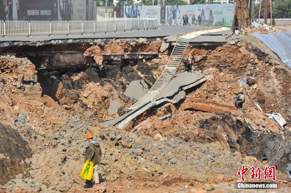 高清图—昆明城区人民西路地铁3号线施工工地发生塌陷 20140416