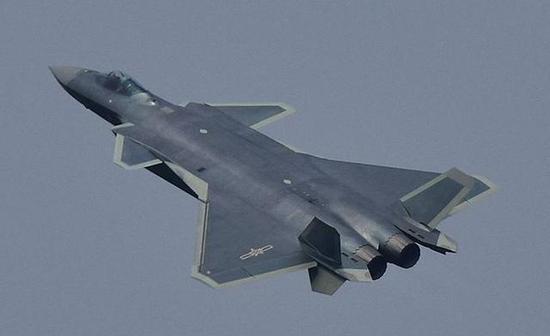 飞行员:歼20机动性特别强 超音速就是它的天下