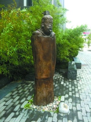 北大“裸体猛男”雕塑被搬离