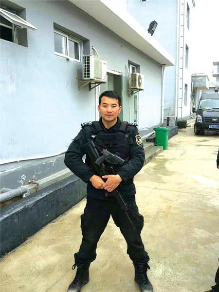 贵州：特警放弃婚礼去参加比武 新娘一个人拜堂
