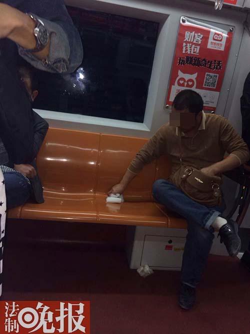 1岁孩子在地铁座位撒尿 父母未清理完走人(图)