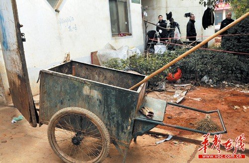 环卫工夫妇煤气中毒身亡 生前住公厕收费站(图)