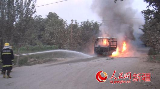 新疆和田墨玉县托胡拉乡老315国道中石油加油站一辆公交车发生自燃