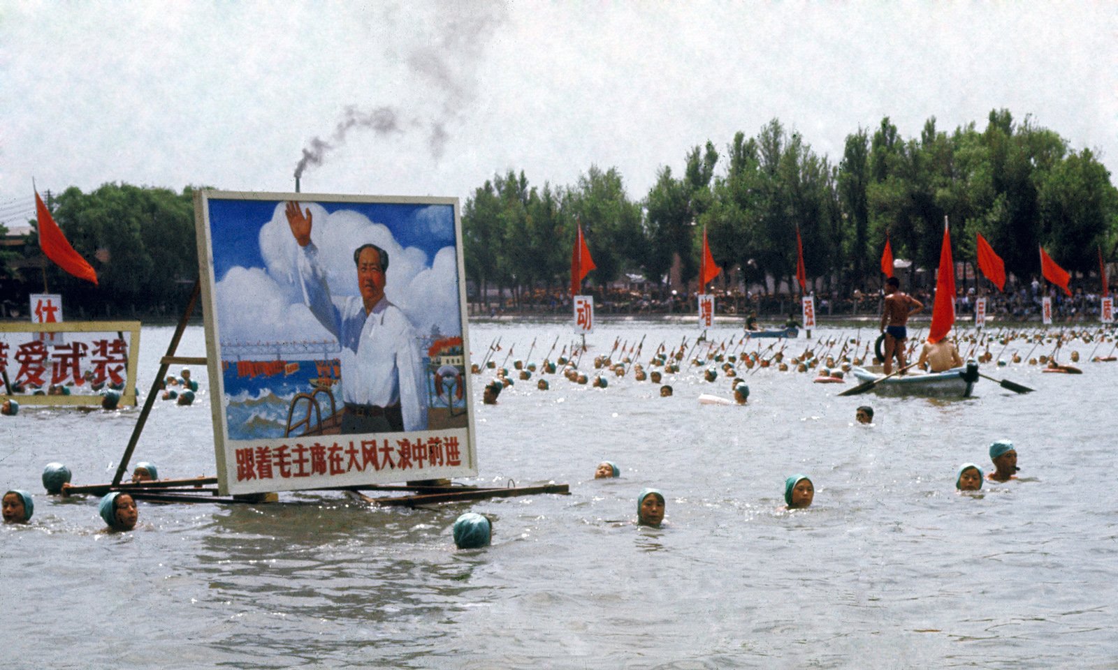 1970年,在北京什刹海举行的“纪念毛主席畅游长江四周年”的游泳活动。 1970年,在北京什刹海举行的“纪念毛主席畅游长江四周年”的游泳活动。