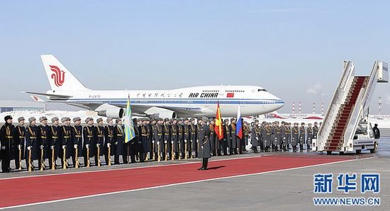 习近平抵达莫斯科 与夫人挽手走下飞机(图)