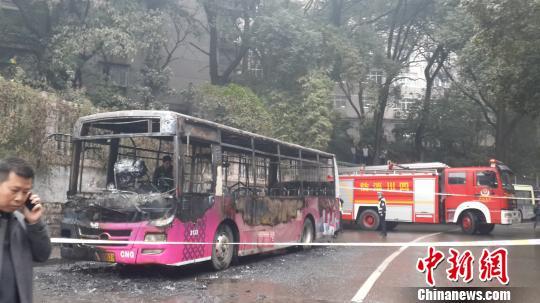 四川泸州城区公交车起火燃烧车上40人多是中学生