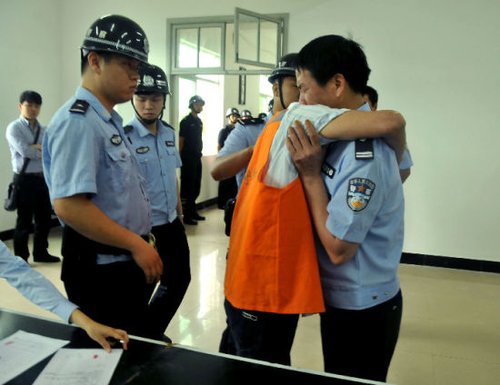 死刑犯临刑前跪谢民警图片