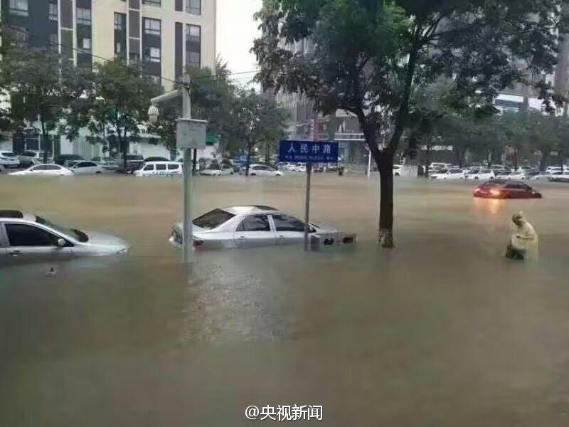 河南新乡遭特大暴雨袭击 女记者雨中凌乱(高清图)