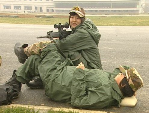 南京军区摩步旅两名女狙击手比武中战胜男兵