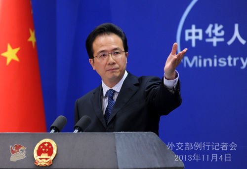 2013年11月4日，外交部发言人洪磊主持例行记者会。