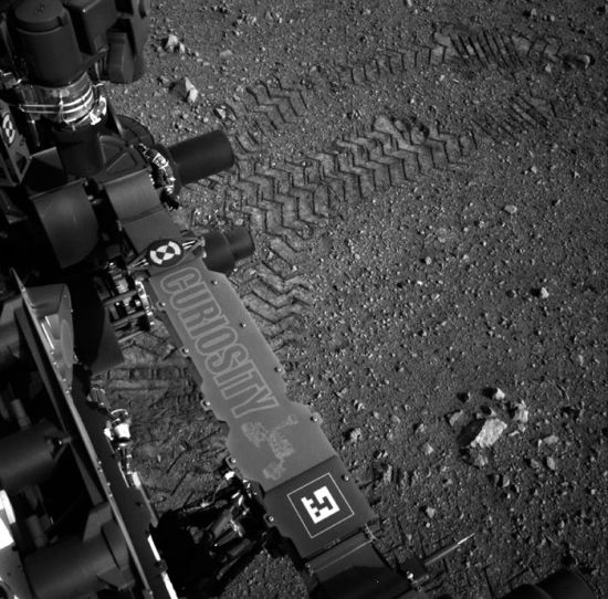 好奇号首次成功在火星行走碾下车轮印(组图)