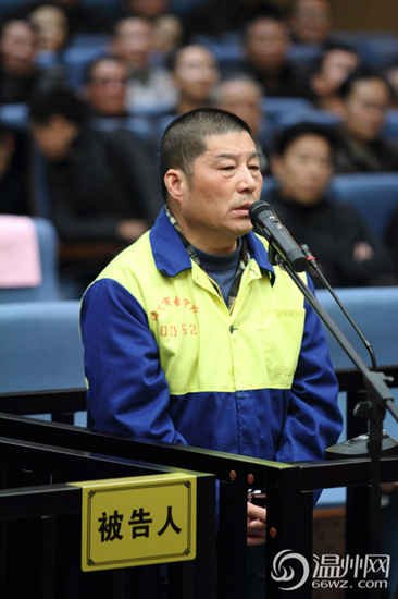 应国权双目无神。唐克龙