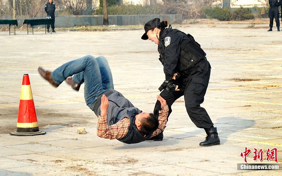 河南商丘<em>特警</em>举行冬季大比武 <em>女特警</em>身手不凡