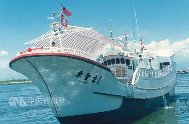 台湾巡护船赴冲之鸟礁护渔 渔民:就是要硬起来