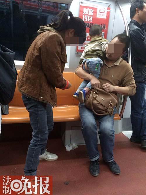 1岁孩子在地铁座位撒尿 父母未清理完走人(图)