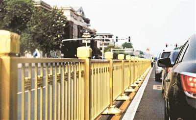 长安街换上金色护栏：可快速拆装 便于人流引导