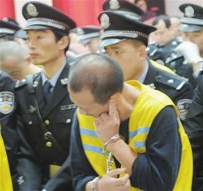 青岛黑老大王磊受审被判20年 法庭上冷笑(图)
