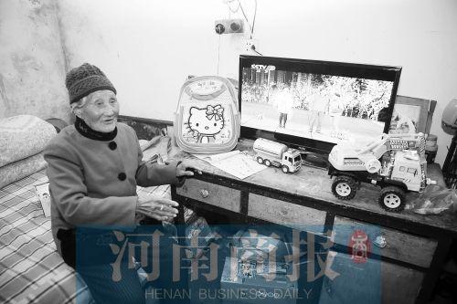 张景枝老人向河南商报记者讲述总书记来看望她时的情景，桌上的电视、玩具和书包，都是总书记带给她的礼物 河南商报首席记者 杨东华/摄
