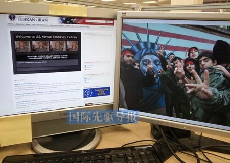 这张12月8日拍摄的照片中，“虚拟大使馆”页面图（左）与伊朗人在前美国驻伊朗大使馆外抗议的照片被一同摆放。12月16日，美国驻伊朗“虚拟大使馆”正式上线，伊朗方面立即屏蔽了该网站。新华社
