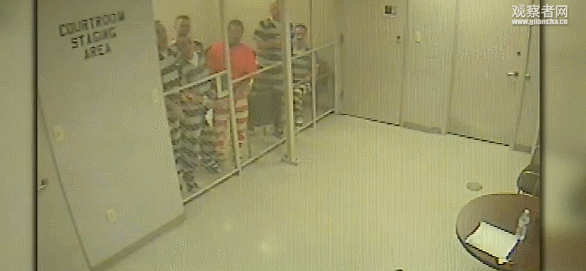 美国监狱犯人集体冲破牢房 救活心脏病突发的狱警