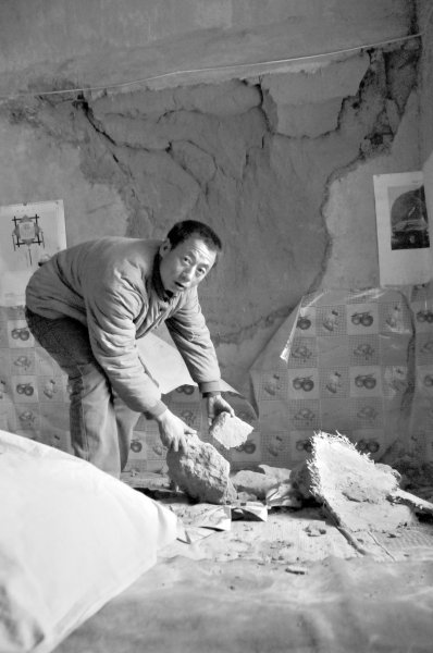 甘肃窑洞受中石化勘探影响开裂 村民帐篷内过年