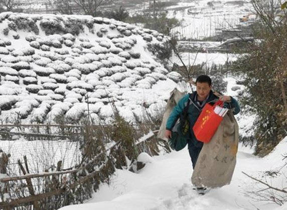 暴雪后投递员步行数十里山路送邮件