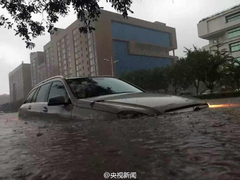 河南新乡遭特大暴雨袭击 女记者雨中凌乱(高清图)