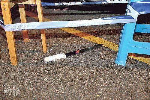 香港闹市8名男子追斩1名男子 刀指警员被制伏