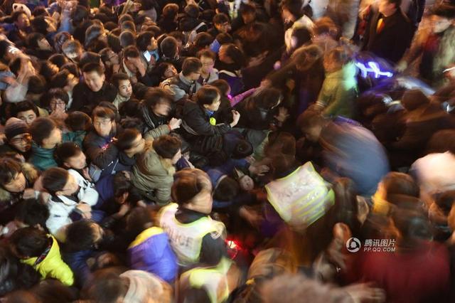 上海踩踏事故部分伤亡者身份查明 25名女性死亡