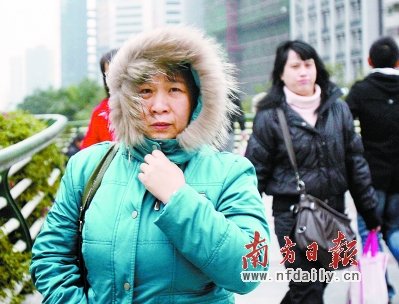 昨日，广州气温骤降并伴随大风，市民穿上厚厚的棉服御寒。