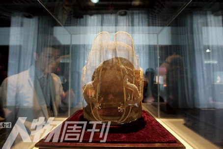 一名男士在奢侈品博览会上选购名贵古玩