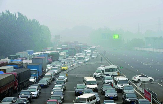 北京大雾PM2.5浓度超标 部分高速路封闭(图)