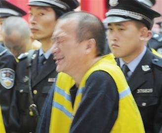 青岛黑老大王磊受审被判20年 法庭上冷笑(图)