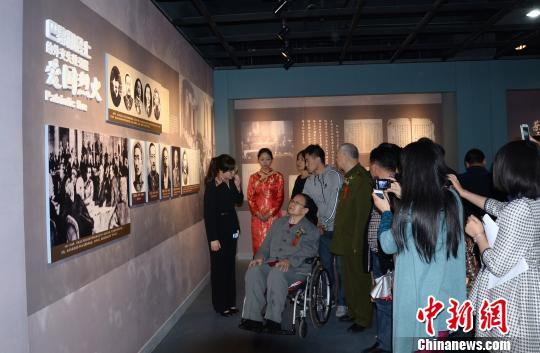 毛泽东女儿李讷、毛泽东女婿王景清参观嘉兴五四文化博物馆。崔琰华摄