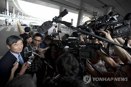 Cadre of bargaining of peace of peninsula of Korea of Korea Ministry of Foreign Affairs Zhao Taiyong of square colonel of Han of 6 long, talks (left) arrive at Beijing 21 days, arrive at the airport to encounter a reporter " besiege " . (Han couplet company)