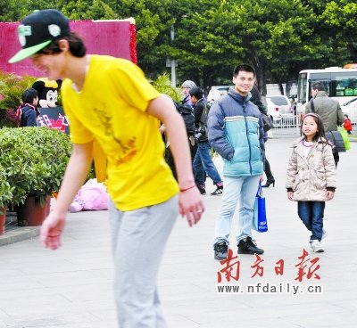 昨日，广州中华广场，年轻人穿着短袖在寒风中玩轮滑，过往的路人纷纷围观。
