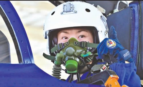 我国女飞行员首驾歼10单飞成功 动作均优秀(图)