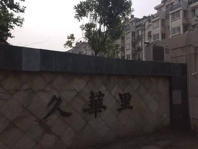 路虎司机疯狂碾压小区保安 宝马车无辜被撞