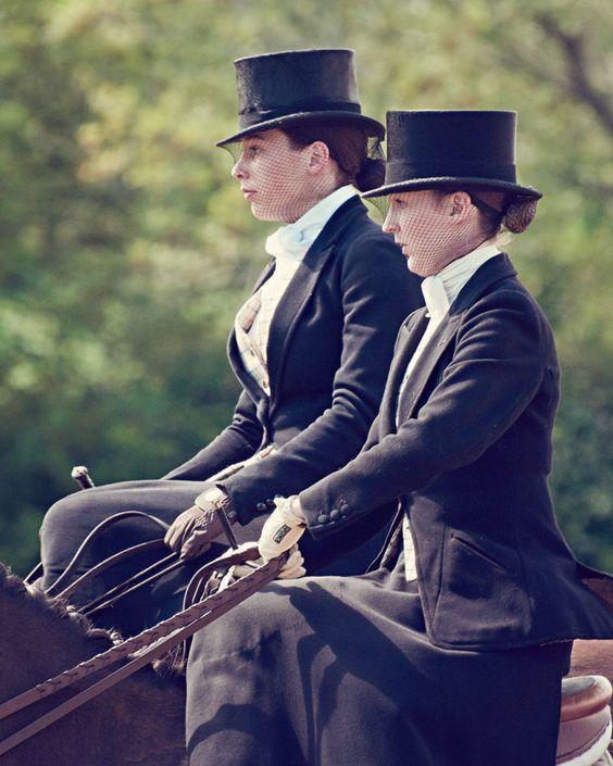 英国贵族是马上得天下,男女老少都会骑马(以前),侧身骑马是老式的骑法