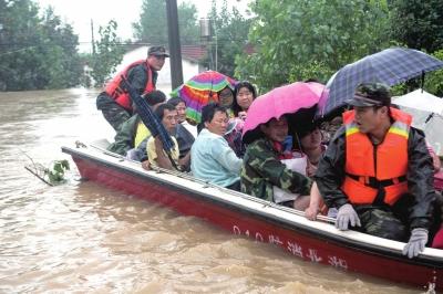 湖北水库水位超库容出险情 调1吨炸药爆破泄洪