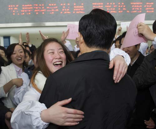 胡锦涛考察江苏勉励母校学子:一代更比一代强