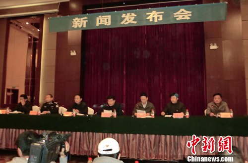 江苏丰县政府举行校车侧翻事故发布会(组图)