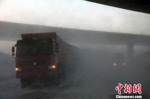 新疆玛依塔斯风吹雪373人被营救