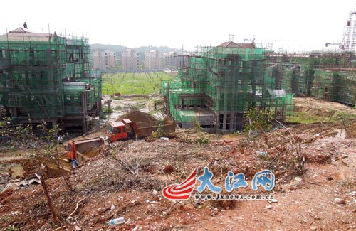 山坡下面是一建筑工地